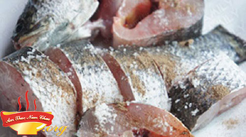 Dùng muối ăn để khử mùi tanh của cá